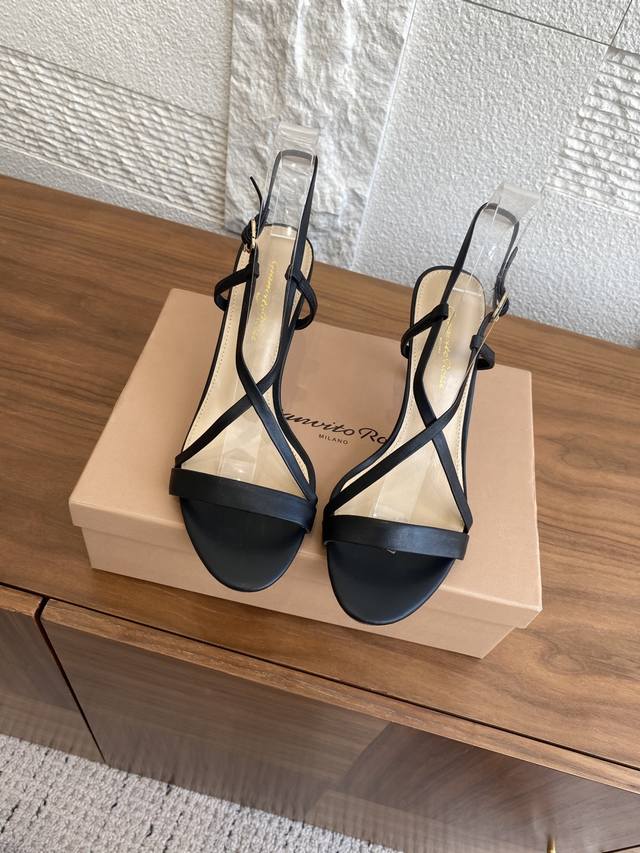 顶级版本: Gianvito Rossi 25Ss 夏季新款 露趾 一字带 交叉后带 高跟 凉鞋 Gianvito Rossi 意大利制鞋世家， 甄选柔软的皮革