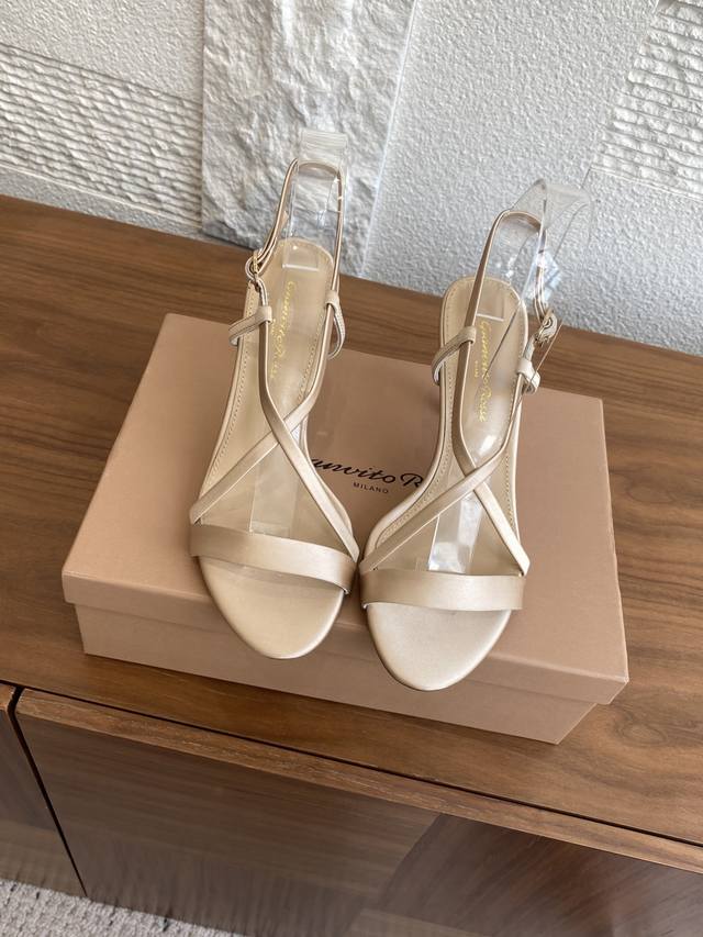 顶级版本: Gianvito Rossi 25Ss 夏季新款 露趾 一字带 交叉后带 高跟 凉鞋 Gianvito Rossi 意大利制鞋世家， 甄选柔软的皮革
