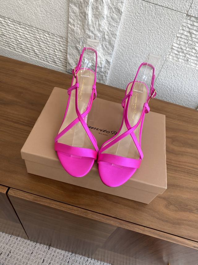 顶级版本: Gianvito Rossi 25Ss 夏季新款 露趾 一字带 交叉后带 高跟 凉鞋 Gianvito Rossi 意大利制鞋世家， 甄选柔软的皮革