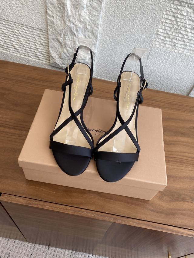 顶级版本: Gianvito Rossi 25Ss 夏季新款 露趾 一字带 交叉后带 高跟 凉鞋 Gianvito Rossi 意大利制鞋世家， 甄选柔软的皮革