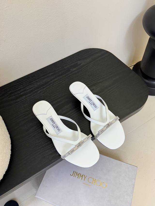 Jimmycho* 新款平底钻条拖鞋 是品牌经典款式之一，完美融合了优雅与舒适，既保留了高跟鞋的精致感，又因低矮的鞋跟 4.5厘米 提升了日常实穿性，简直就是小