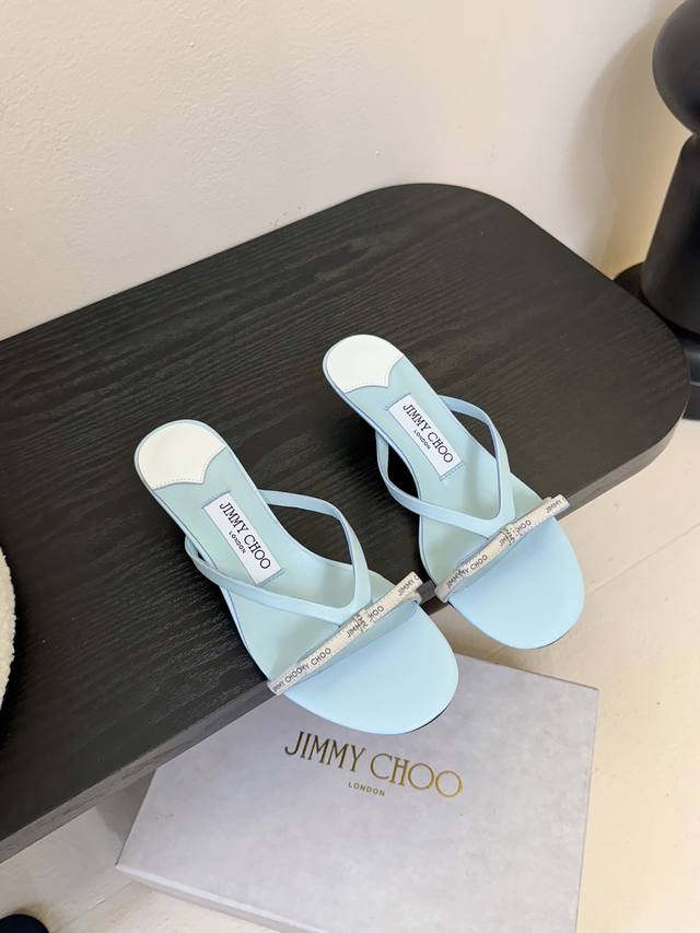 Jimmycho* 新款平底钻条拖鞋 是品牌经典款式之一，完美融合了优雅与舒适，既保留了高跟鞋的精致感，又因低矮的鞋跟 4.5厘米 提升了日常实穿性，简直就是小
