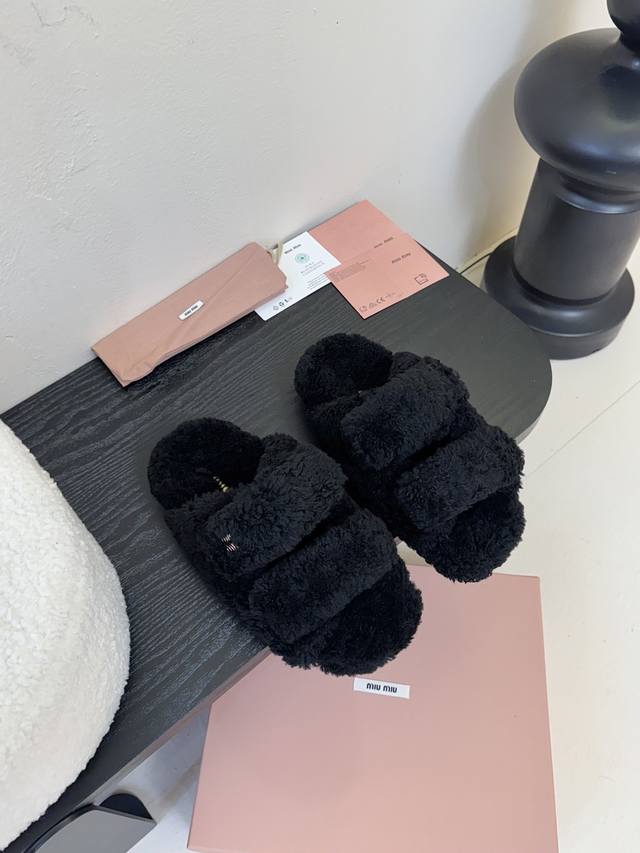 Miumiu 缪缪最新火爆款毛毛拖 原版倒模楦型，极致1:1形体 面料：羊卷毛 里料：羊卷毛 大底：Zp开模防滑耐磨橡胶大底 码数：35-39 40 41订做