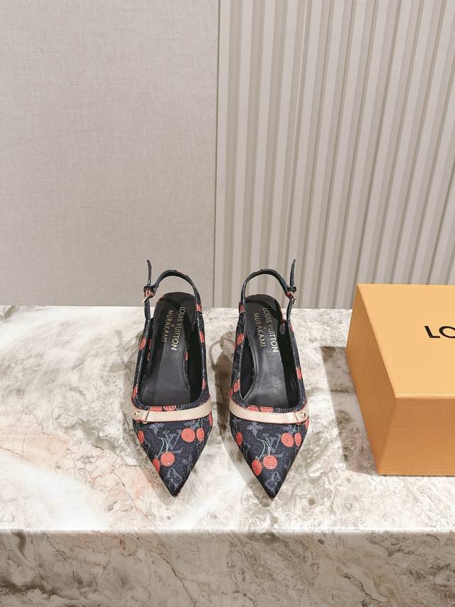 樱桃跟 225 驴家早春新品 New Arrival～Lv春夏玛丽珍鞋，也太出彩了！时尚性感舒适，拉满了夏日美鞋能给的满分情绪价值.鞋的造型也很乖巧好看呀！ 鞋