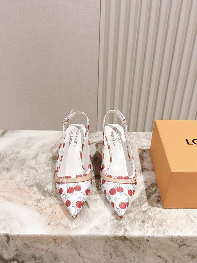 樱桃跟 225 驴家早春新品 New Arrival～Lv春夏玛丽珍鞋，也太出彩了！时尚性感舒适，拉满了夏日美鞋能给的满分情绪价值.鞋的造型也很乖巧好看呀！ 鞋