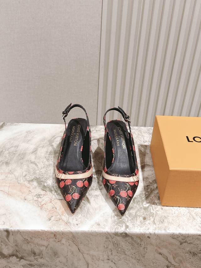 樱桃跟 225 驴家早春新品 New Arrival～Lv春夏玛丽珍鞋，也太出彩了！时尚性感舒适，拉满了夏日美鞋能给的满分情绪价值.鞋的造型也很乖巧好看呀！ 鞋