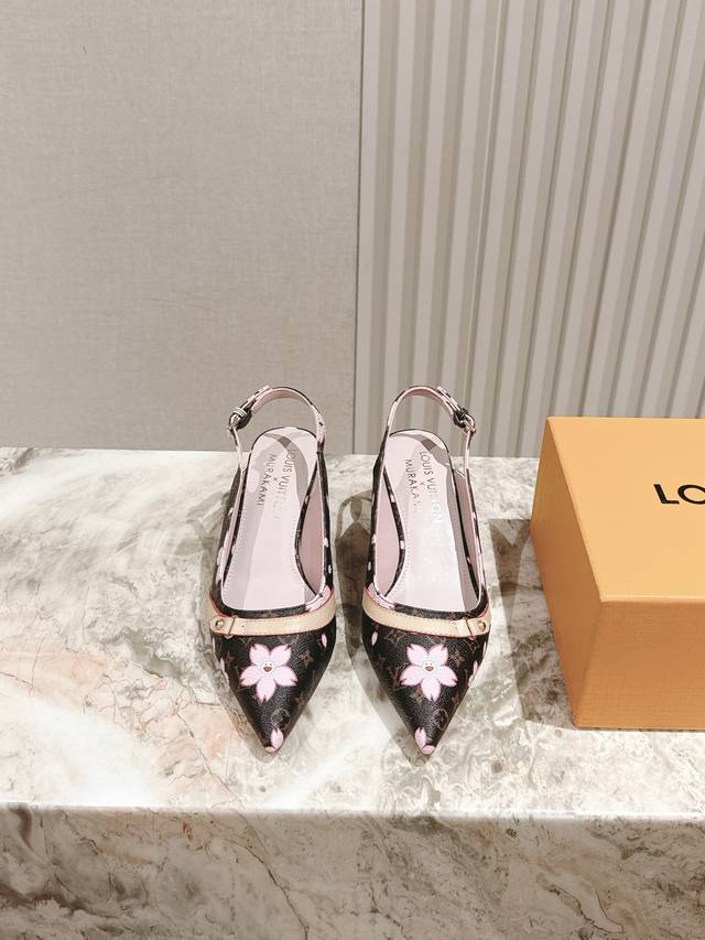 樱桃跟 225 驴家早春新品 New Arrival～Lv春夏玛丽珍鞋，也太出彩了！时尚性感舒适，拉满了夏日美鞋能给的满分情绪价值.鞋的造型也很乖巧好看呀！ 鞋