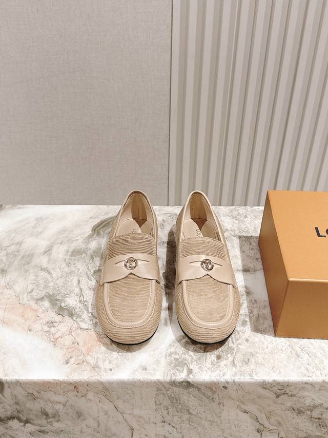 驴家早春新品 New Arrival～Lv春夏芭蕾舞鞋，也太出彩了！时尚性感舒适，拉满了夏日美鞋能给的满分情绪价值.鞋的造型也很乖巧好看呀！ 鞋面选用进口段面烫