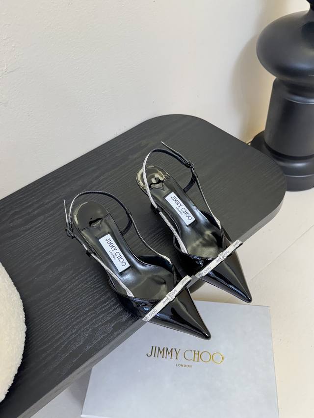 Jimmycho* 新款小猫跟高跟鞋拖鞋 是品牌经典款式之一，完美融合了优雅与舒适，既保留了高跟鞋的精致感，又因低矮的鞋跟 4.5厘米 提升了日常实穿性，简直就