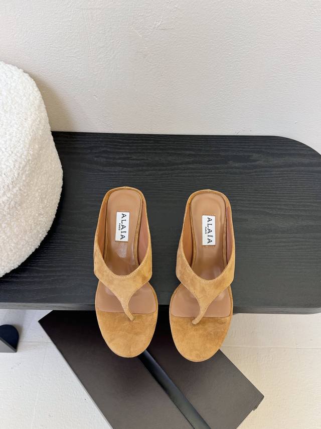 Alaia 春夏新品简易羊京坡跟夹脚凉鞋拖鞋 异形跟穆勒鞋 不对称设计打破常规 释放独特气场 圆头勾勒利落线条 轻松游走于时尚前沿 每一步都踏出摩登态度 ！ 鞋