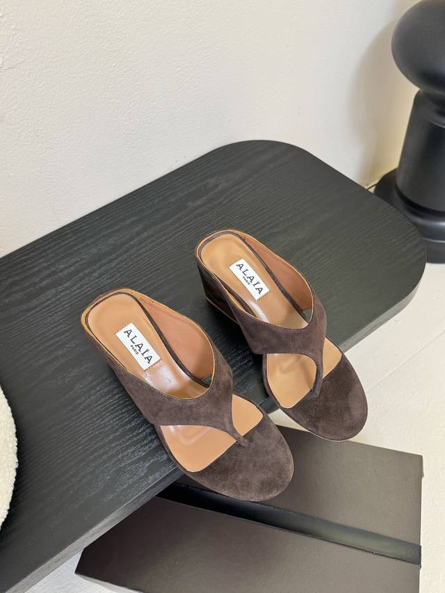 Alaia 春夏新品简易羊京坡跟夹脚凉鞋拖鞋 异形跟穆勒鞋 不对称设计打破常规 释放独特气场 圆头勾勒利落线条 轻松游走于时尚前沿 每一步都踏出摩登态度 ！ 鞋