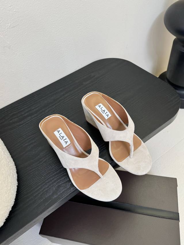 Alaia 春夏新品简易羊京坡跟夹脚凉鞋拖鞋 异形跟穆勒鞋 不对称设计打破常规 释放独特气场 圆头勾勒利落线条 轻松游走于时尚前沿 每一步都踏出摩登态度 ！ 鞋