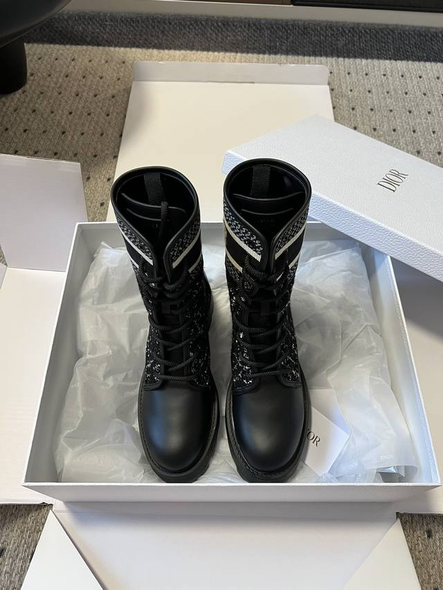 莞产代购级 Dior-Major 对版轻底刺绣短靴 帅气靴子采用别具一格的设计元素打造醒目的外观 采用黑色科技面料和牛皮革打造，可轻松穿脱。从 Dior Boo