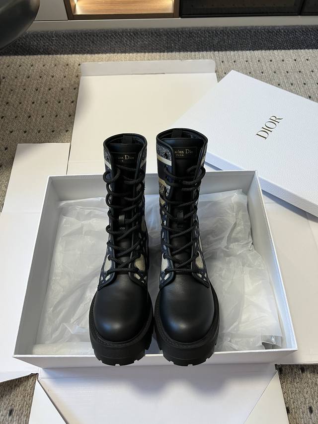 莞产代购级 Dior-Major 对版轻底刺绣短靴 帅气靴子采用别具一格的设计元素打造醒目的外观 采用黑色科技面料和牛皮革打造，可轻松穿脱。从 Dior Boo