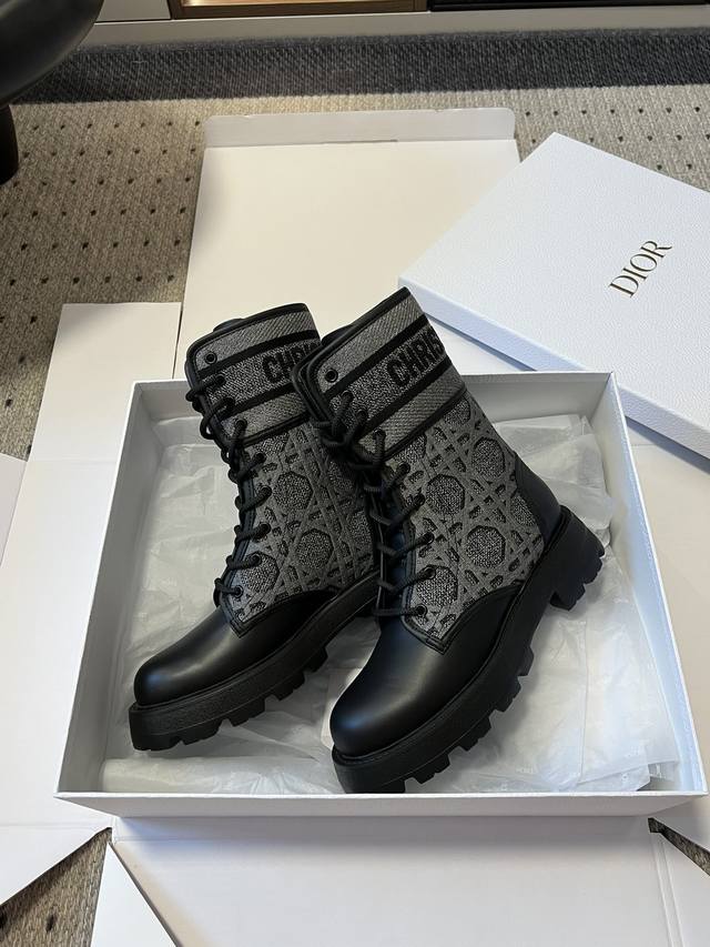 灰色 莞产代购级 Dior-Major 对版轻底刺绣短靴 帅气靴子采用别具一格的设计元素打造醒目的外观 采用黑色科技面料和牛皮革打造，可轻松穿脱。从 Dior