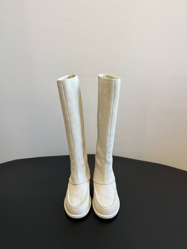 Chane* 25C早春新款最美麂皮长靴 小香这个人生靴子 真的美爆 一眼就种草的一款平底女靴 实物相当赞 软乎乎的超好穿 绝美 舒适好走不磨脚 不会撞款的一款