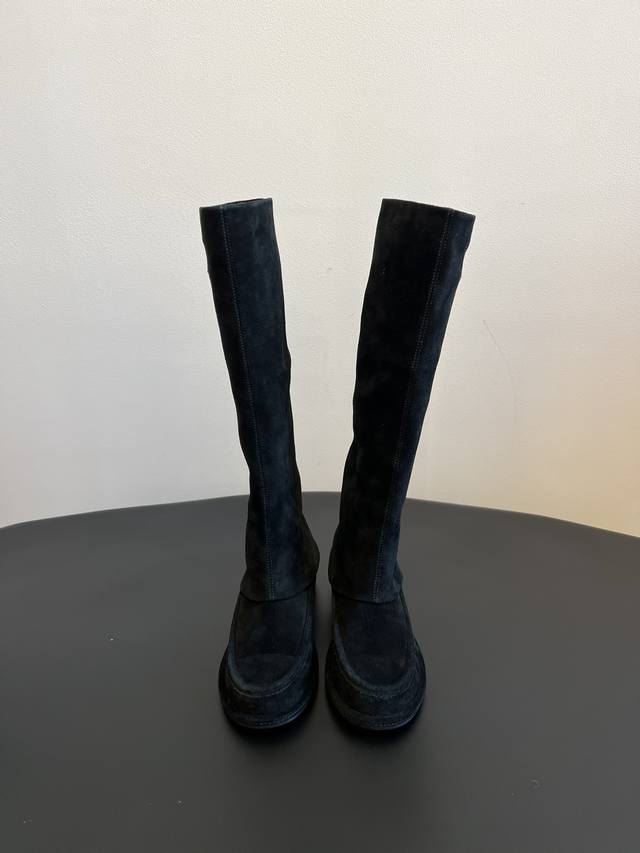 Chane* 25C早春新款最美麂皮长靴 小香这个人生靴子 真的美爆 一眼就种草的一款平底女靴 实物相当赞 软乎乎的超好穿 绝美 舒适好走不磨脚 不会撞款的一款