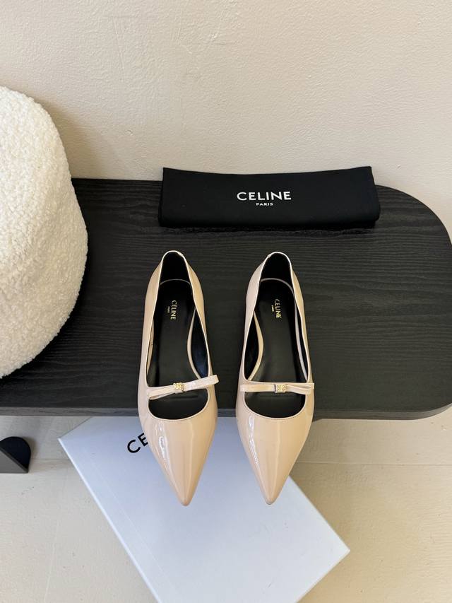 Celin*经典复古尖头高跟鞋 塞林这系列真的很复古 无敌搭配怎么穿都超级好看 小尖头是设计巨显脚瘦小 面料原版定制材质 内里垫脚均为小羊皮 意大利进口真皮大底