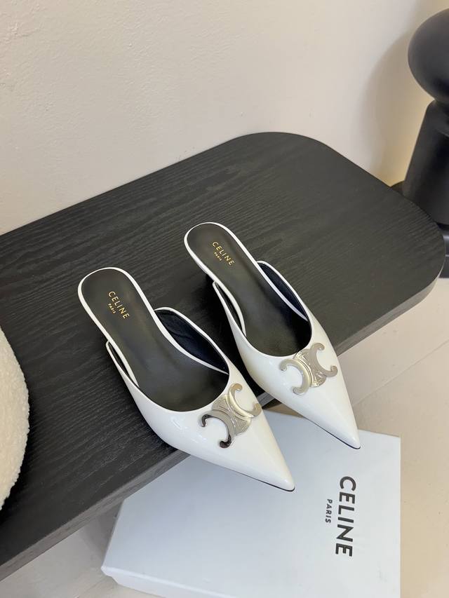 Celin*经典复古尖头拖 塞林这系列真的很复古 无敌搭配怎么穿都超级好看 小尖头是设计巨显脚瘦小 面料原版定制材质 内里垫脚均为羊皮 意大利进口真皮大底 码数