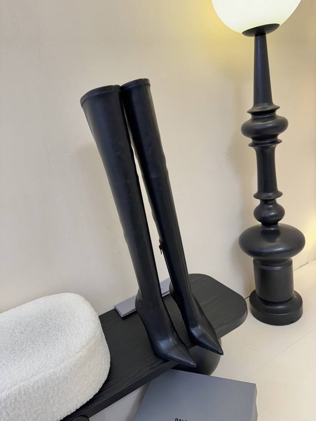 Balenciaga 尖头拉链长靴 想成为巴黎世家的女人 好飒啊 这双靴子的版型太牛了 像刀一样刻在我心里 极致得像个模型 没想到穿上腿马上瘦了一圈 夏天配裙子