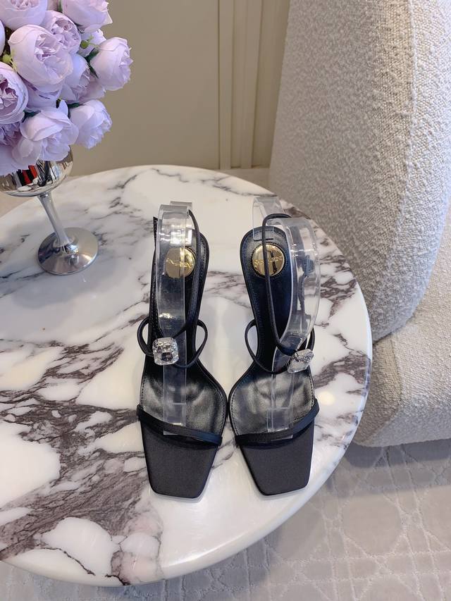 出厂价Pp Saint Lauren* Ysl 杨树林新款水钻高跟凉鞋 小姐姐的美丽尤物高跟鞋 优雅迷人性感 女人味十足 鞋面真丝超闪水钻 内里垫脚羊皮 意大利