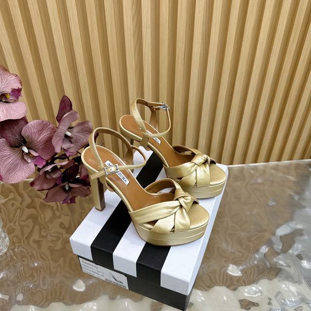 Aquazzura 菠萝牌2025新款防水台真丝钢珠凉鞋 顶级版本 代购款独家新款顶级版本 质量超级美爆。 Zp 原版开模 原版扣开模 附带原版定制真丝,真丝超