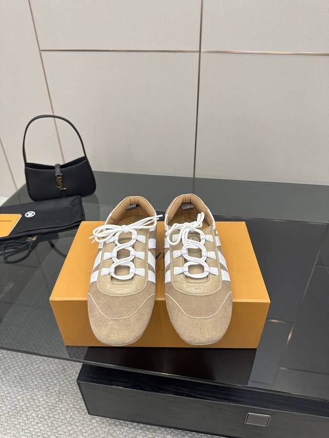 Lv Sneakerina 芭蕾运动鞋 Lv Sneakerina德训鞋 刘亦菲同款的Lv Sneakerina德训鞋真的太香了~ 这双鞋简直是出行必备神靴，舒