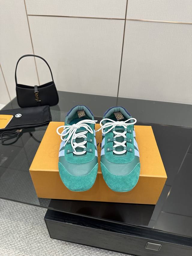 Lv Sneakerina 芭蕾运动鞋 Lv Sneakerina德训鞋 刘亦菲同款的Lv Sneakerina德训鞋真的太香了~ 这双鞋简直是出行必备神靴，舒