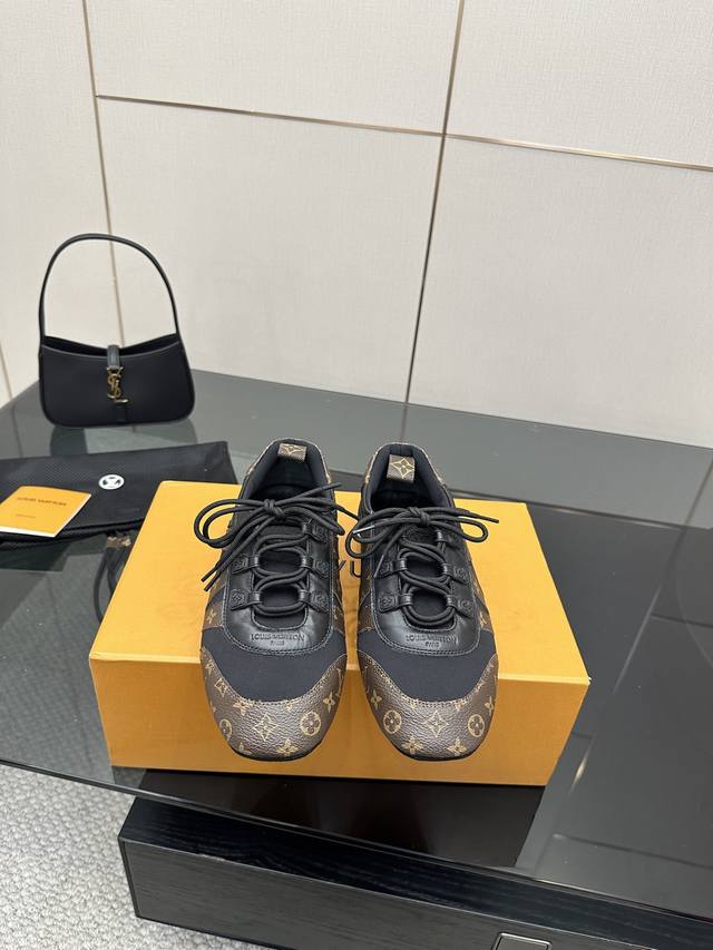 Lv Sneakerina 芭蕾运动鞋 Lv Sneakerina德训鞋 刘亦菲同款的Lv Sneakerina德训鞋真的太香了~ 这双鞋简直是出行必备神靴，舒