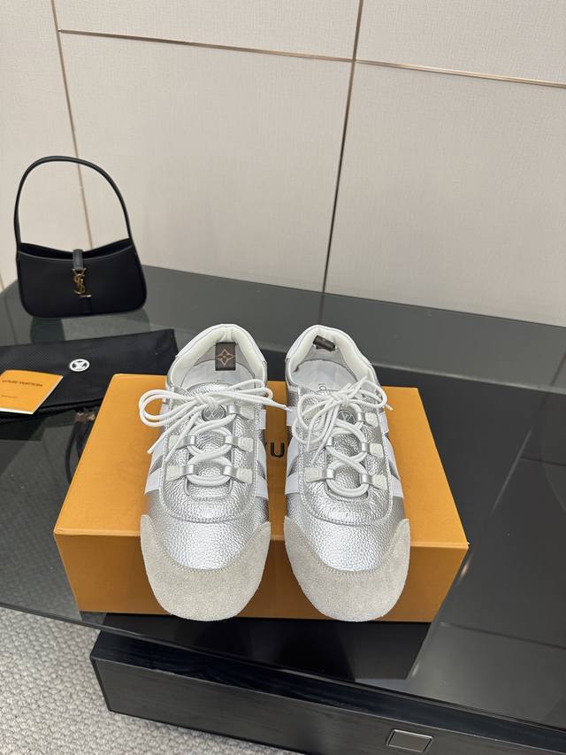 Lv Sneakerina 芭蕾运动鞋 Lv Sneakerina德训鞋 刘亦菲同款的Lv Sneakerina德训鞋真的太香了~ 这双鞋简直是出行必备神靴，舒
