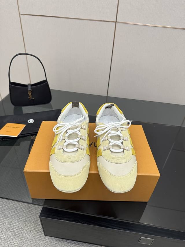 Lv Sneakerina 芭蕾运动鞋 Lv Sneakerina德训鞋 刘亦菲同款的Lv Sneakerina德训鞋真的太香了~ 这双鞋简直是出行必备神靴，舒