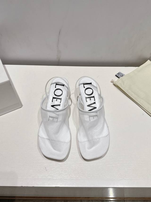 Loewe罗意威25夏季小猫跟拖鞋｜高级感拉满的懒人必备 4.5Cm的优雅小猫跟，走路稳到飞起～ 原版透明网纱面料，若隐若现的性感小心机，上脚瞬间拉长比例，美到
