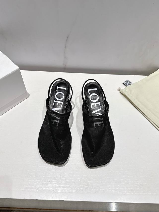 Loewe罗意威25夏季小猫跟拖鞋｜高级感拉满的懒人必备 4.5Cm的优雅小猫跟，走路稳到飞起～ 原版透明网纱面料，若隐若现的性感小心机，上脚瞬间拉长比例，美到