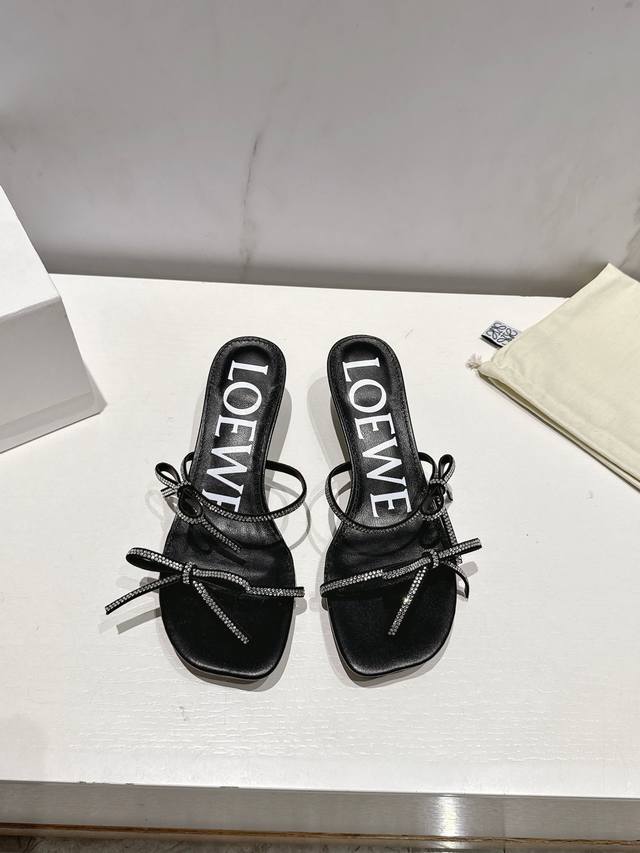 Loewe罗意威25夏季蝴蝶结拖鞋 这双真的美到犯规！4.5Cm的优雅跟高，金属牛皮面料高级感拉满，内里柔软羊皮，每一步都像踩在云上 原版牛筋底超耐磨，逛街暴走