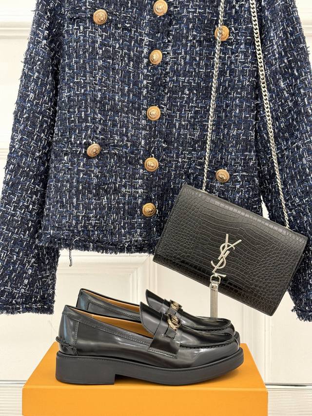 厂价 Tod's 经典金属扣复古厚底乐福鞋 它以经典英伦风格为骨 鞋面上那标志性的金属扣 无疑是这双鞋的灵魂所在。 金属扣采用高品质合金打造 经过精细的切割与打