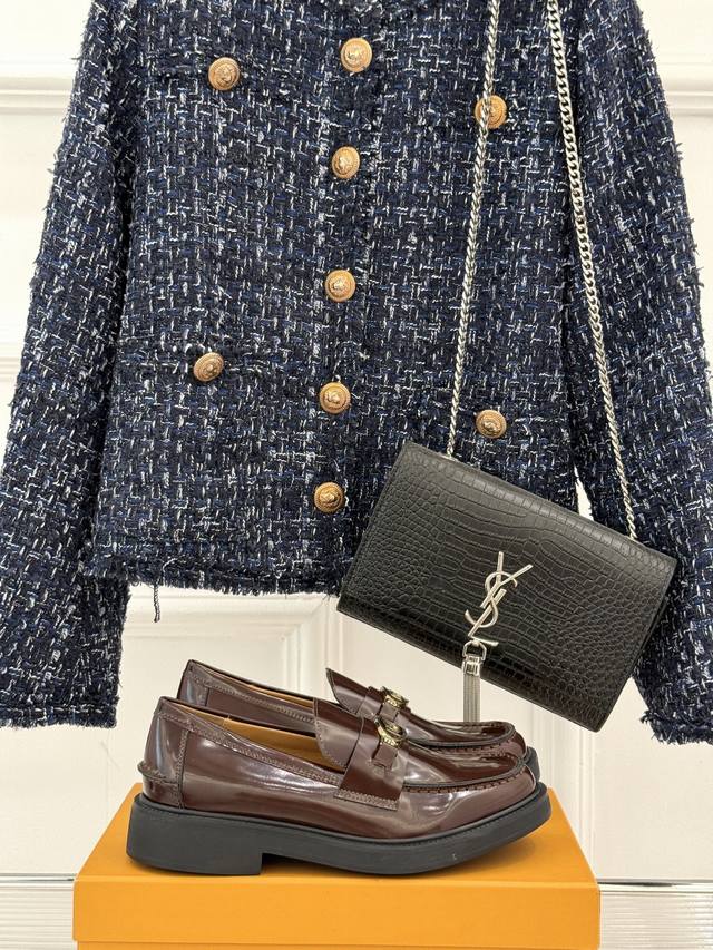 厂价 Tod's 经典金属扣复古厚底乐福鞋 它以经典英伦风格为骨 鞋面上那标志性的金属扣 无疑是这双鞋的灵魂所在。 金属扣采用高品质合金打造 经过精细的切割与打