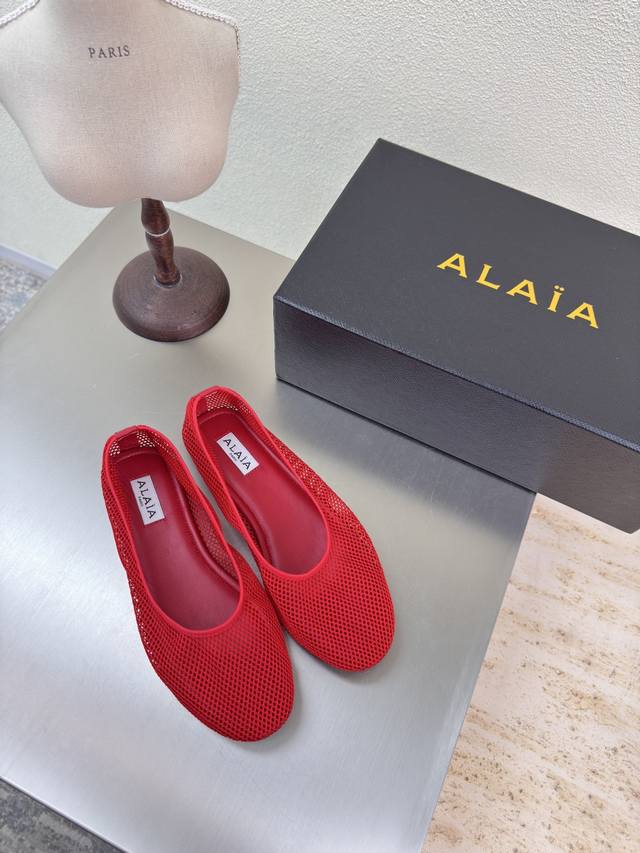 25经典网面 Alaia 单鞋 来自巴黎 一见倾心 网 红色 经典 阿莱娅还有另外性感的一面 配上不同款式，不同风格都能轻松驾驭，无论牛仔裤，西装裤，还是百褶裙