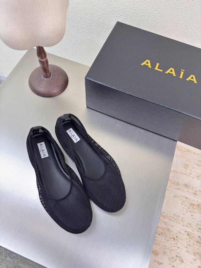 25经典网面 Alaia 单鞋 来自巴黎 一见倾心 网 黑色经典 阿莱娅还有另外性感的一面 配上不同款式，不同风格都能轻松驾驭，无论牛仔裤，西装裤，还是百褶裙，