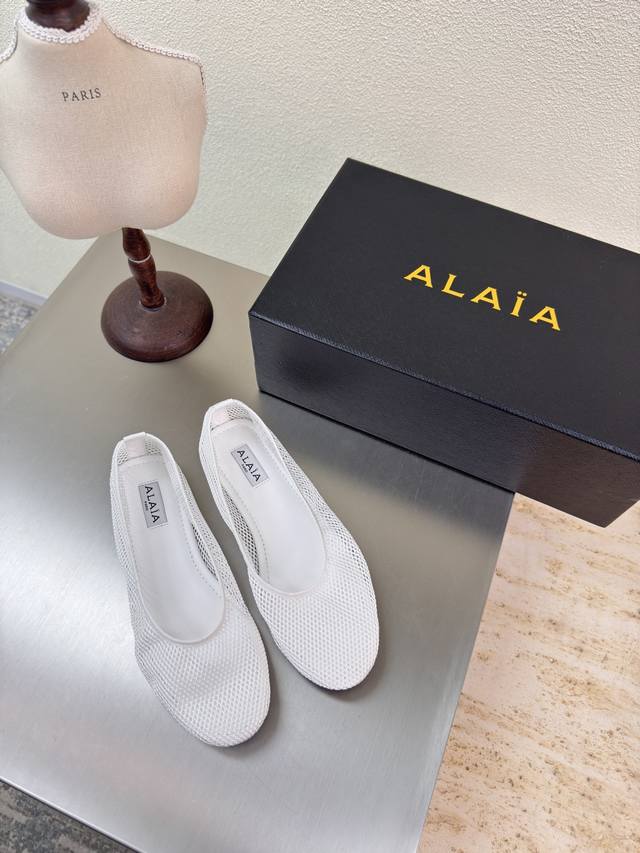 25经典网面 Alaia 单鞋 来自巴黎 一见倾心 网 白色 经典 阿莱娅还有另外性感的一面 配上不同款式，不同风格都能轻松驾驭，无论牛仔裤，西装裤，还是百褶裙