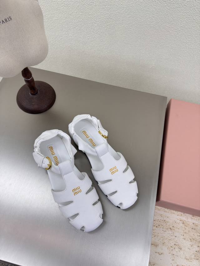 Miu'miu 平底舒适凉鞋 白色 小羊皮 对版 平底设计 系列 Miu'miu 经典舒适 制作 原版一致 舒适成型橡胶大底 高版本 面料 小羊皮 原版一致 对