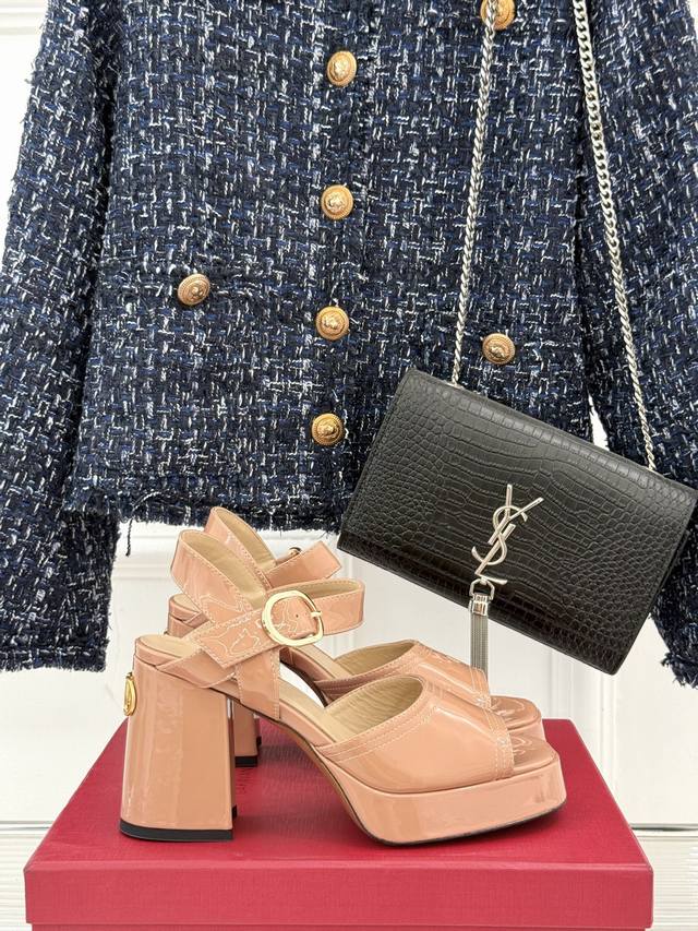 厂价 Valentino 华伦天奴25Ss春夏 新品防水台高跟凉鞋 一双恨天高防水台高跟凉鞋 足以点燃你的时尚野心 气场十足。 鞋头呈鱼嘴状 恰到好处地露出脚趾