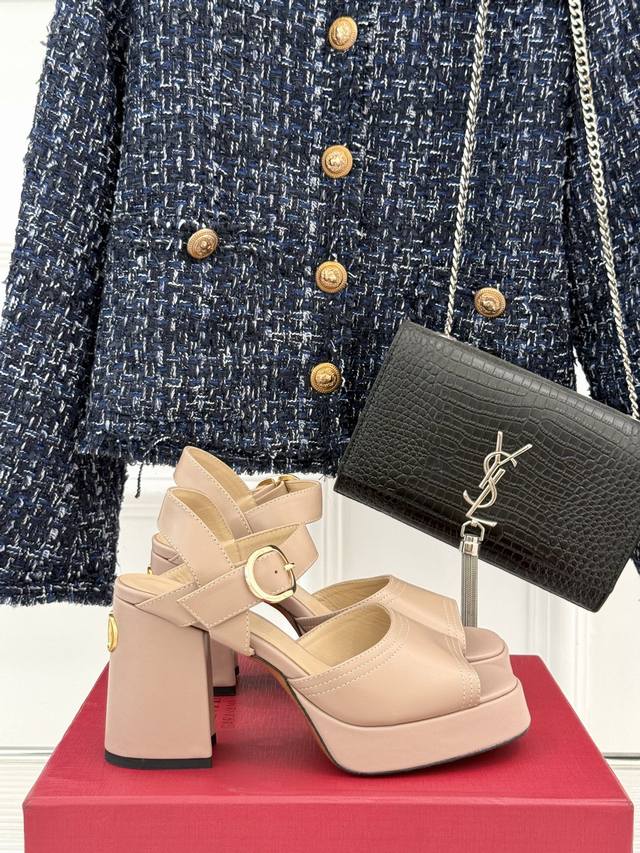 厂价 Valentino 华伦天奴25Ss春夏 新品防水台高跟凉鞋 一双恨天高防水台高跟凉鞋 足以点燃你的时尚野心 气场十足。 鞋头呈鱼嘴状 恰到好处地露出脚趾