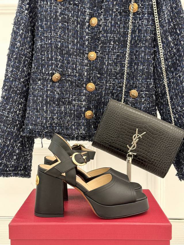 厂价 Valentino 华伦天奴25Ss春夏 新品防水台高跟凉鞋 一双恨天高防水台高跟凉鞋 足以点燃你的时尚野心 气场十足。 鞋头呈鱼嘴状 恰到好处地露出脚趾