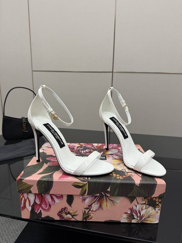 Dolce & Gabbana 25Ss 搭扣高跟凉鞋 鞋面:漆皮 内里：羊皮 垫脚:羊皮 跟高:11Cm 码数：35-41 40.41定做