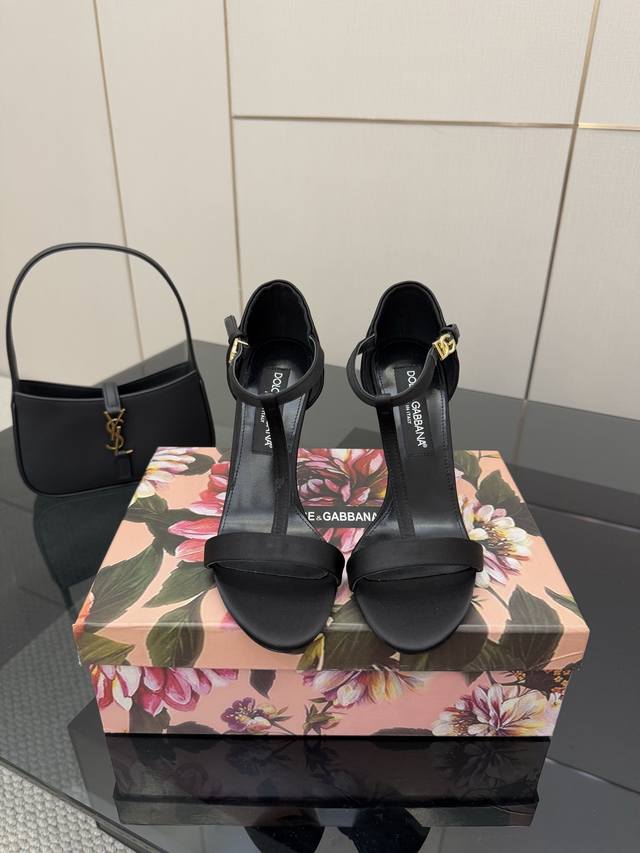 Dolce & Gabbana 25Ss 系带高跟凉鞋 鞋面:真丝 内里：羊皮 垫脚:羊皮 鞋跟金色徽标牌 跟高:11Cm 码数：35-41 40.41定做