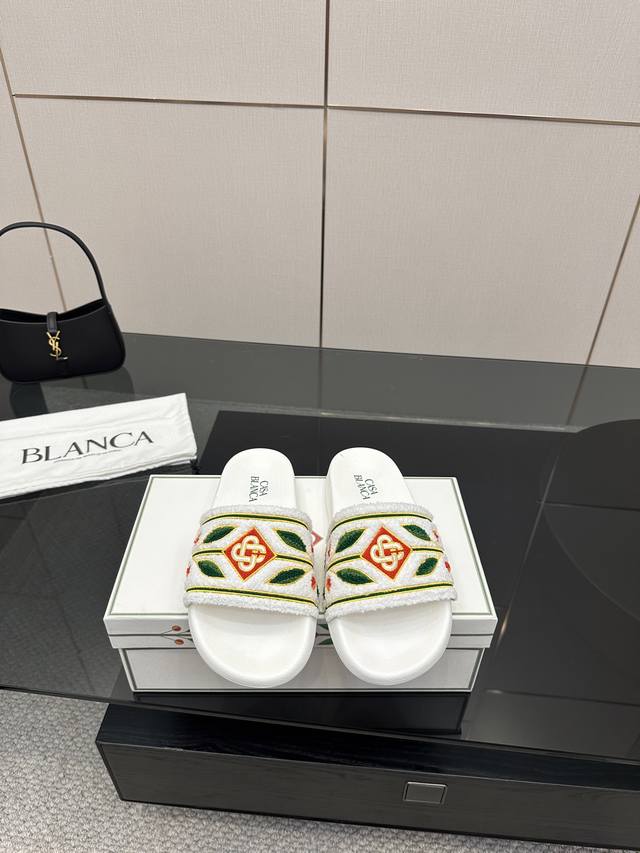 Casablanca 爆款拖鞋 Casa Blanca 卡萨布兰卡 品牌的拖鞋， Casa Blanca是一个时尚品牌，其产品设计往往融合独特风格与潮流元素，在