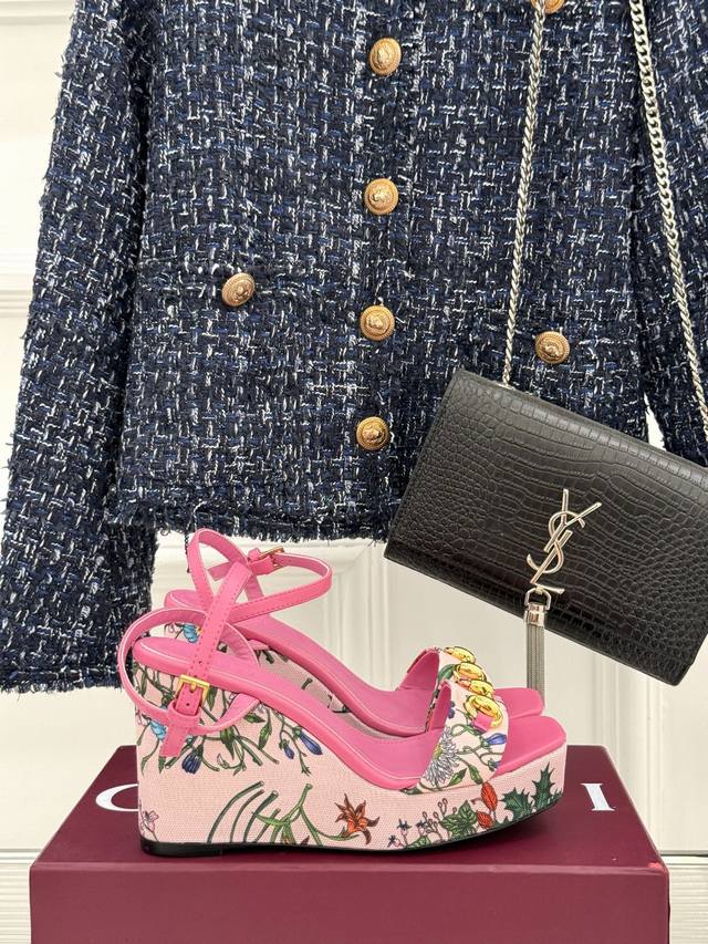 厂价 Gucci 古驰25Ss花卉印花马衔扣 坡跟凉鞋 它将经典马衔扣与绚烂花卉印花融合 马衔扣闪耀质感亮相 彰显品牌深厚底蕴； 花卉印花则如艺术画作般细腻 每
