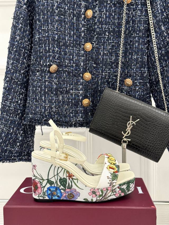厂价 Gucci 古驰25Ss花卉印花马衔扣 坡跟凉鞋 它将经典马衔扣与绚烂花卉印花融合 马衔扣闪耀质感亮相 彰显品牌深厚底蕴； 花卉印花则如艺术画作般细腻 每