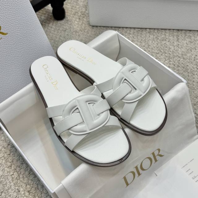 休闲款 Dior 迪奥 25Ss 夏季高版本新款凉鞋. 简约超级百搭. 上脚完美奢华可任意搭配春夏服饰. 脚感更是舒适！材质原版完美复刻. 原版拆解开模. 面料