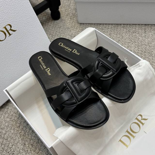 休闲款 Dior 迪奥 25Ss 夏季高版本新款凉鞋. 简约超级百搭. 上脚完美奢华可任意搭配春夏服饰. 脚感更是舒适！材质原版完美复刻. 原版拆解开模. 面料